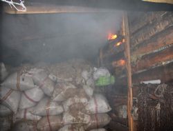 15 ton saman kül oldu